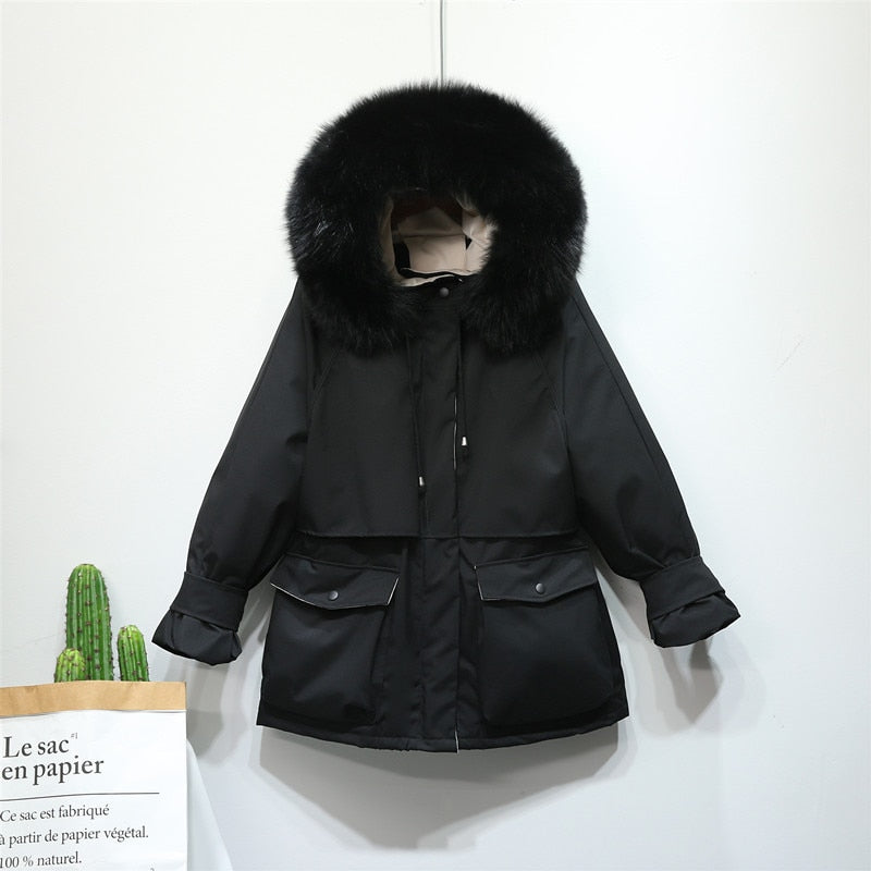 Zwarte luxe dames winterjas, thermisch en elegant, een must-have voor wintermode.
