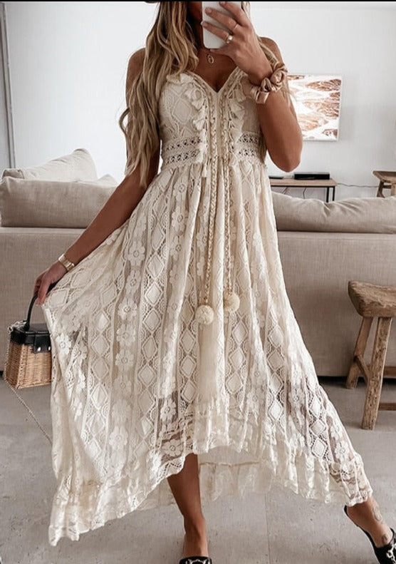 De Mara maxidress liggend plat, tonend de volledige lengte en de textuur van de stof.