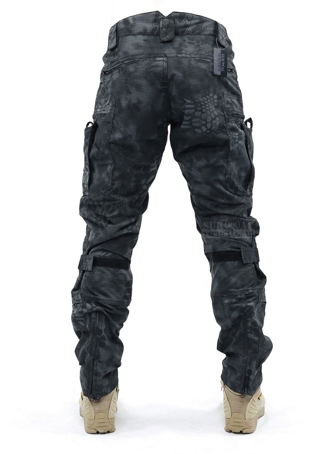 Achterkant van de functionele heren cargo broek voor outdoor gebruik