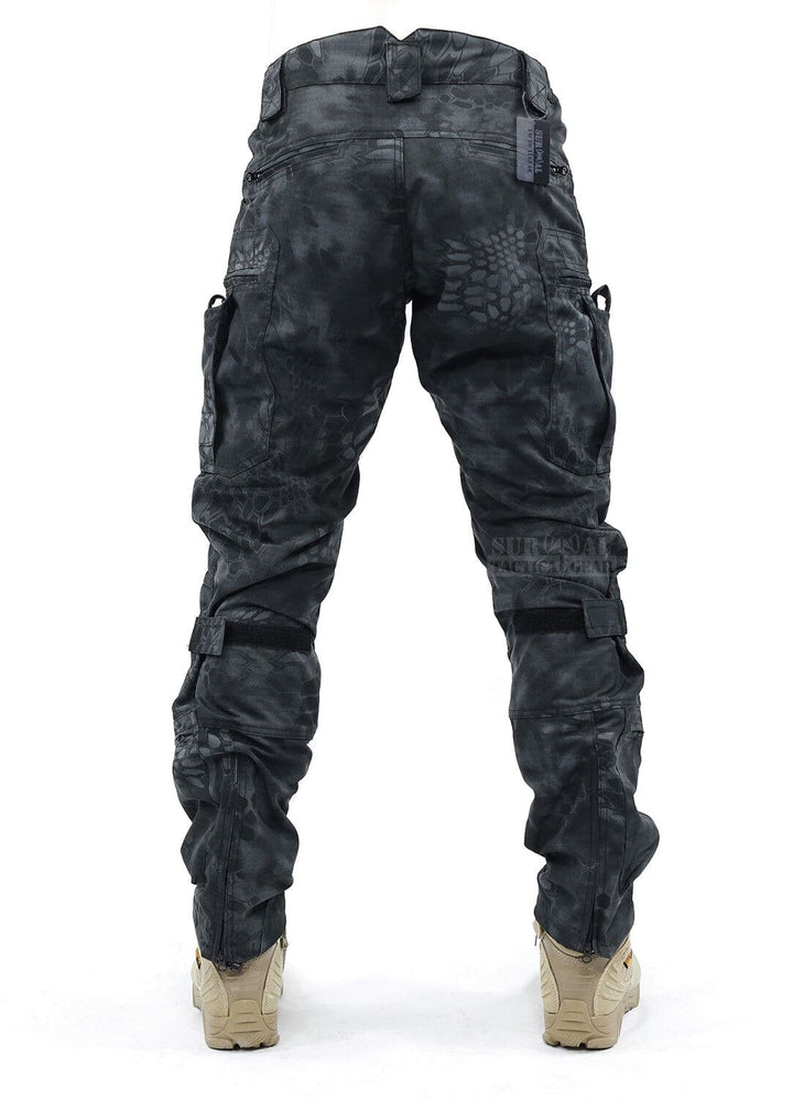 Achterkant van de functionele heren cargo broek voor outdoor gebruik