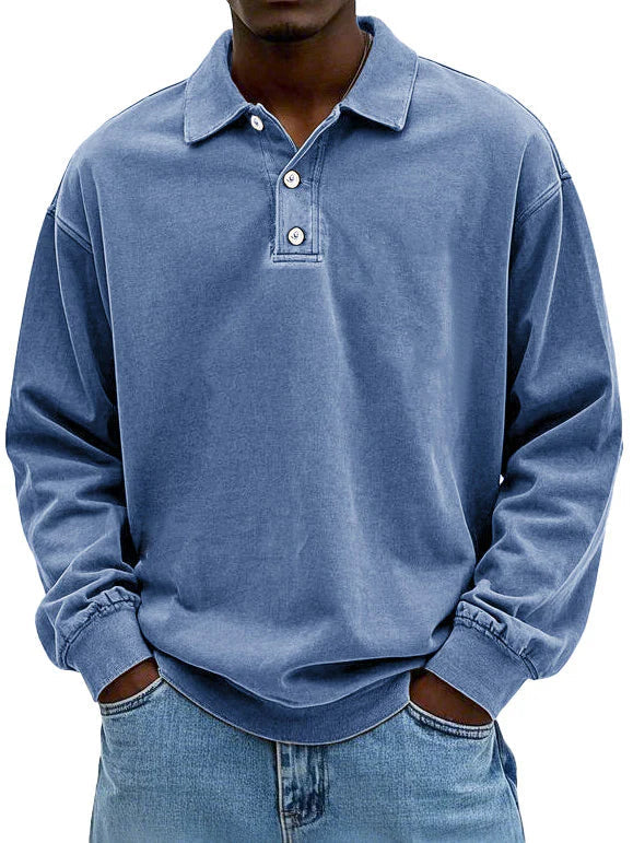 Man draagt blauw heren poloshirt met lange mouwen en klassieke kraag