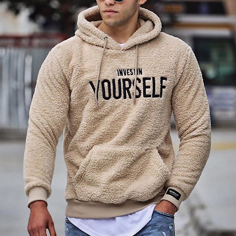 Detailopname van beige heren hoodie met capuchon en trekkoord