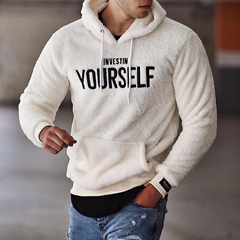 Man draagt witte heren hoodie met lange mouwen en capuchon
