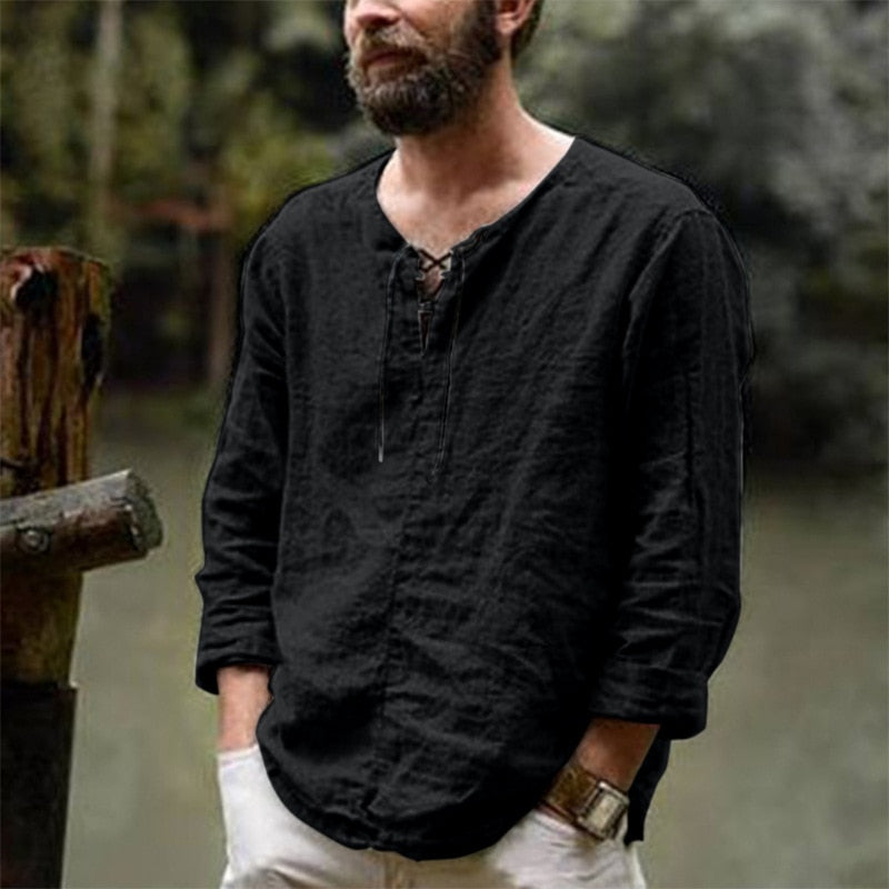 Man draagt stijlvolle heren luchtige top; perfecte casual zomerkleding met V-hals voor diverse gelegenheden.