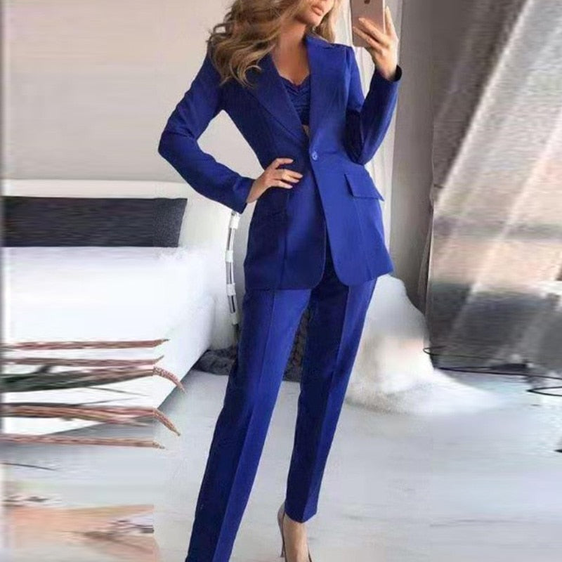 Vrouw draagt een blauwe driedelige dames blazer set met broek en top