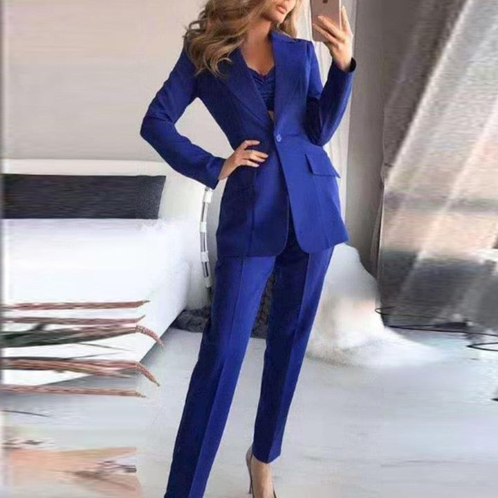 Vrouw draagt een blauwe driedelige dames blazer set met broek en top