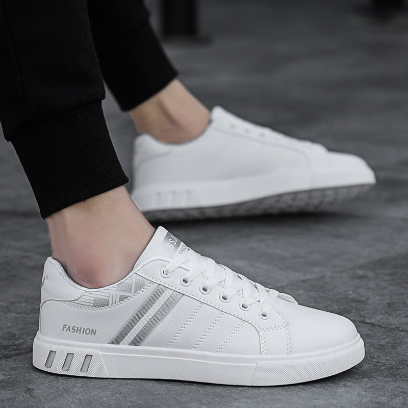 Trendy heren Sean sneakers in zijprofiel. Sportieve en veelzijdige schoenen voor herenmode.