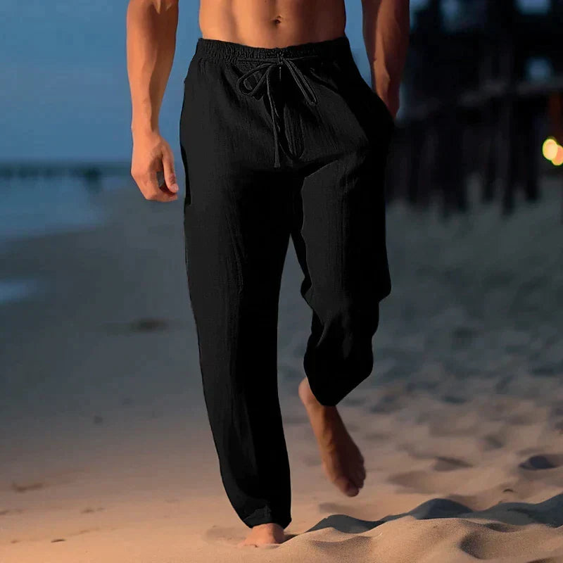 Stijlvolle zwarte heren zomerbroek gedragen op het strand