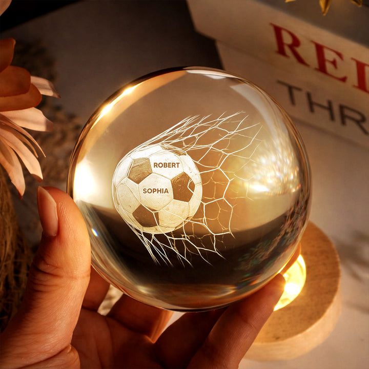 Gepersonaliseerde kristallen bal met voetbalmotief en 'Papa' gravure, een sfeervolle LED nachtlamp.