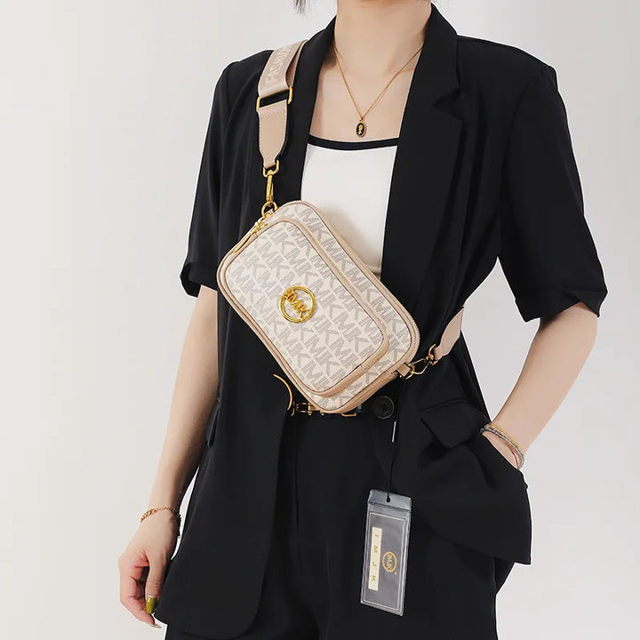Model draagt de beige schoudertas crossbody in een zakelijke outfit
