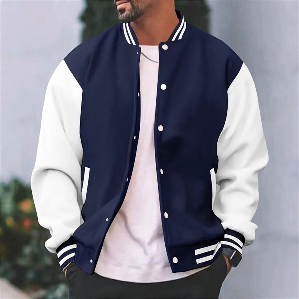 Detailopname van marineblauw heren baseballjack met drukknoppen