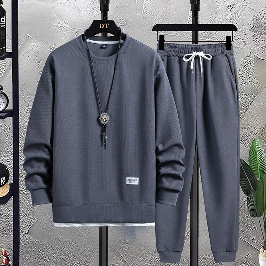 Man draagt comfortabel Loren joggingpak; perfecte casual set en vrijetijdskleding voor dagelijkse ontspanning.