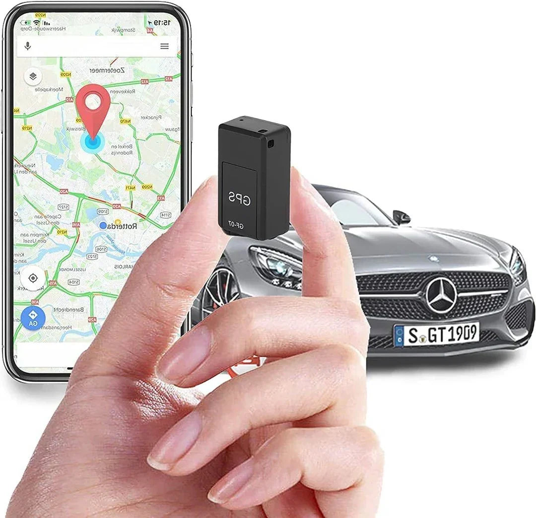 Kleine AutoSafe Mini GPS tracker discreet geplaatst onder de bumper van een auto, bestand tegen regen