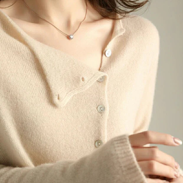 Warme en stijlvolle dames cardigan trui, een essentieel kledingstuk voor comfort en mode in elk seizoen.