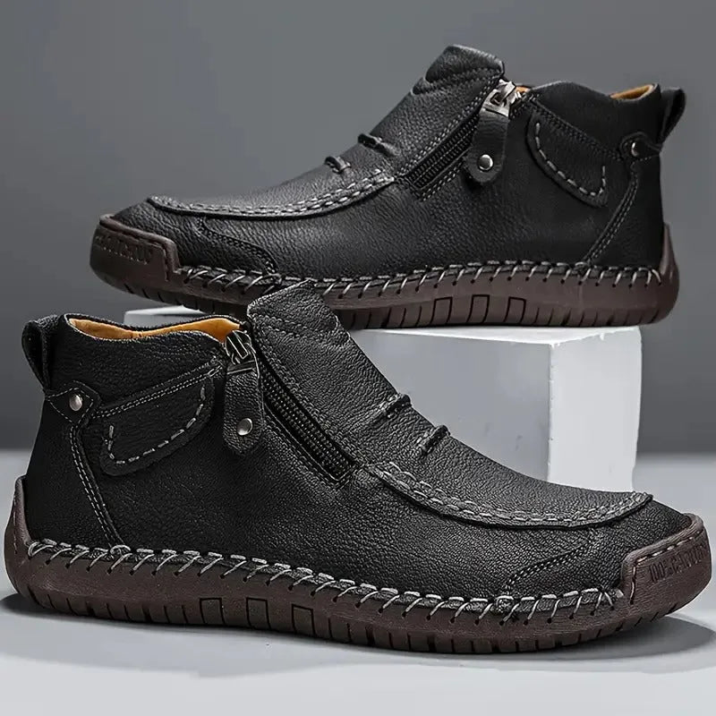 Comfortabele unisex enkellaarzen, orthopedisch gevormd, met handige zijrits en antislipzool.