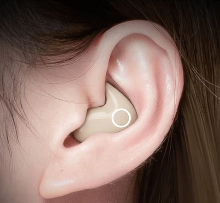 Zijaanzicht van comfortabele witte in-ear draadloze oordopjes