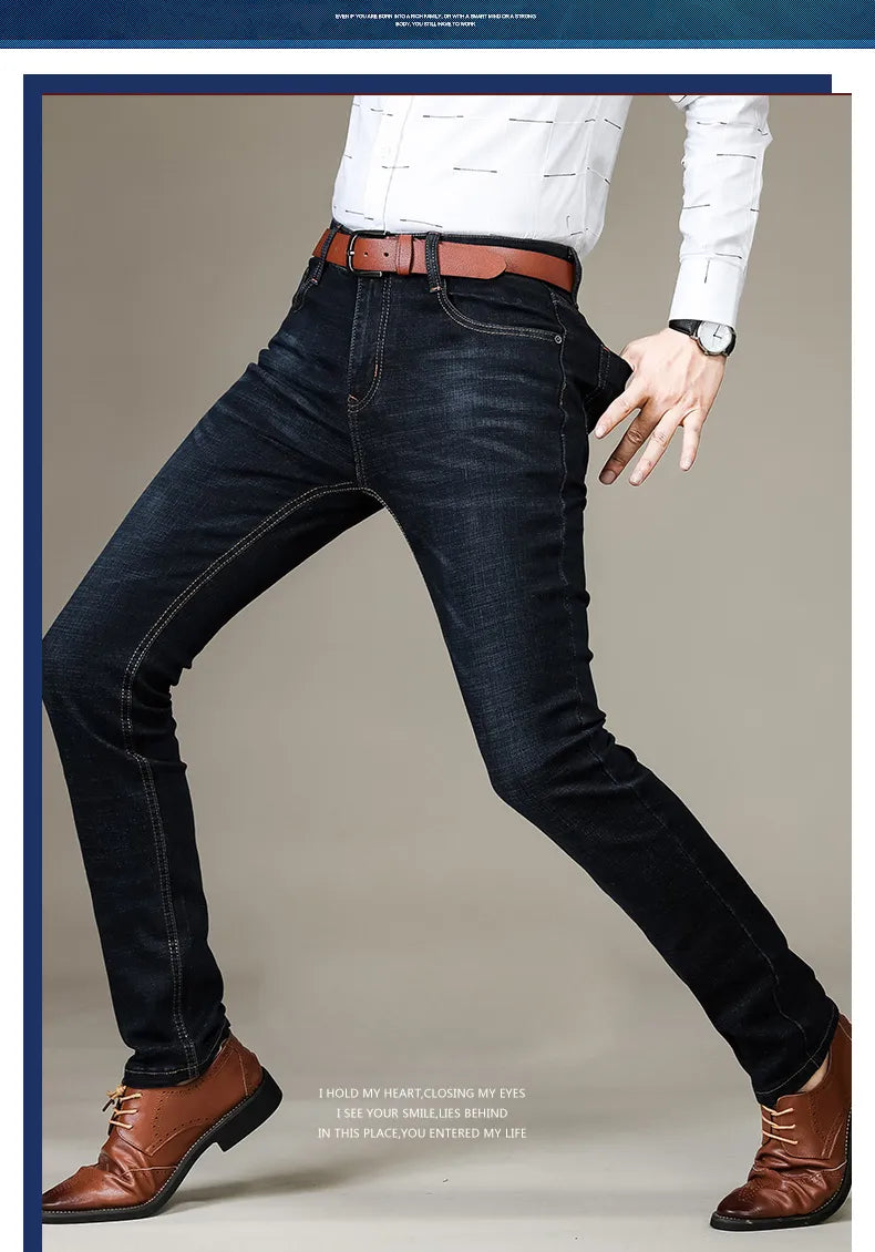 Details van knopen en zakken op blauwe heren jeans