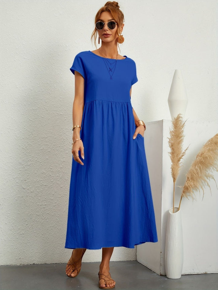 Comfortabele dames zomerjurk van licht materiaal en korte mouwen