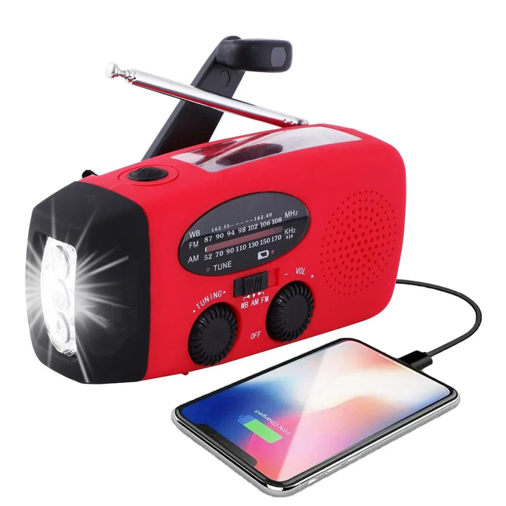 Rode Noodradio PowerSafe Mini met ingeschakelde zaklamp en opladende telefoon