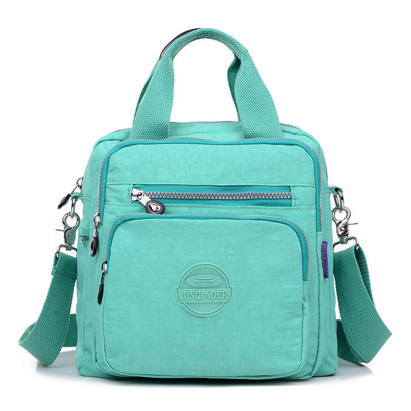 Zwarte waterdichte dames tas, tijdloos design en multifunctioneel, draagbaar als crossbody of schoudertas.