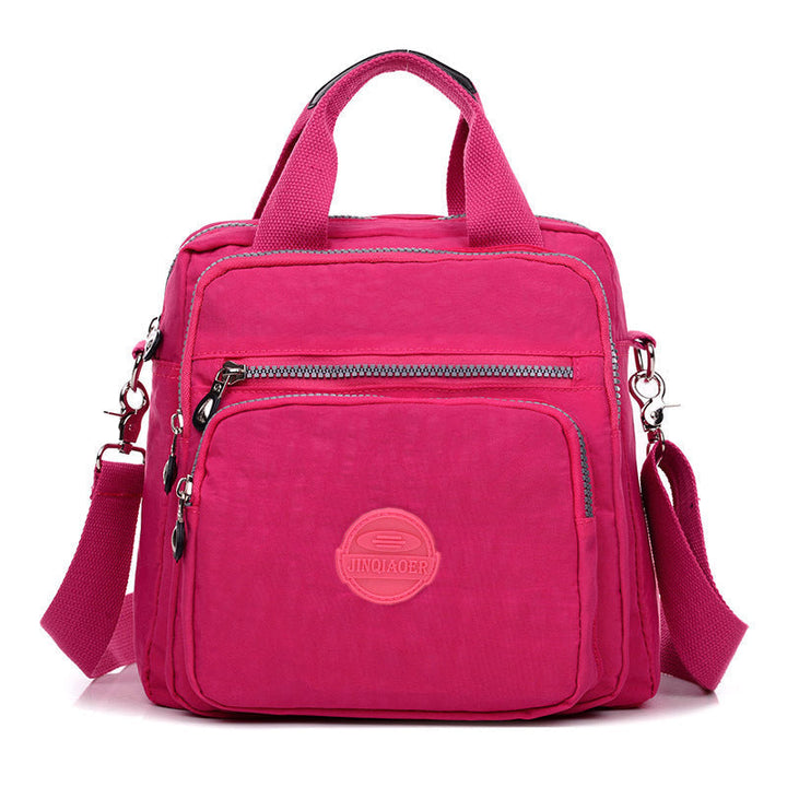Dames crossbody tas in actie, comfortabel gedragen, waterdicht en stijlvol voor elke outfit.