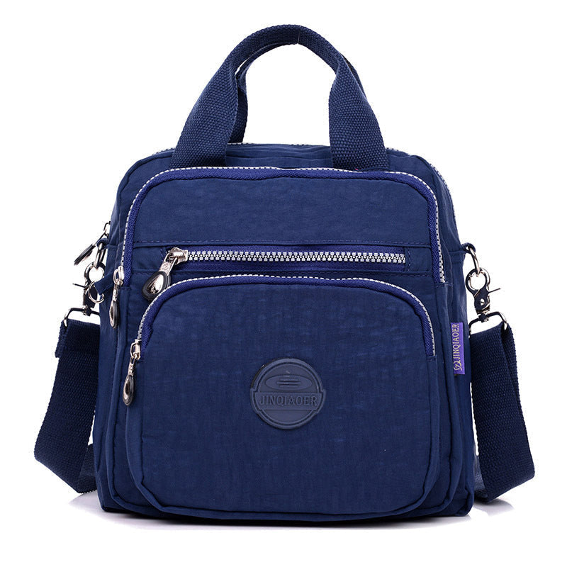 Gedetailleerde close-up van de waterdichte ritssluiting op de multifunctionele dames crossbody tas.