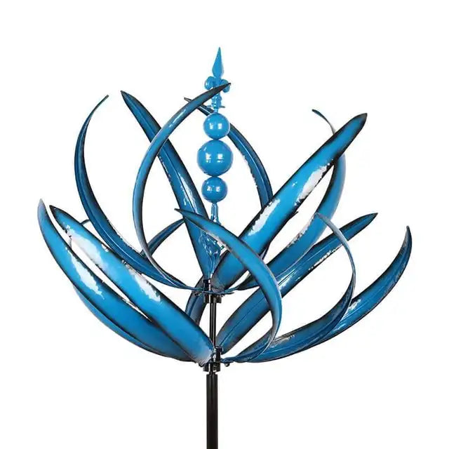 Prachtige decoratieve windspinner in een groene tuin. Blauw-rode metalen tuinkunst voor een ontspannen buitenleven.