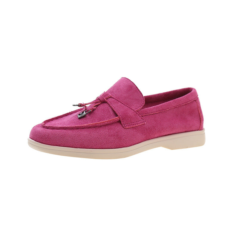 Roze dames loafers, zacht en stijlvol. Erg comfortabele platte schoenen die luxe toevoegen aan elke dames outfit.