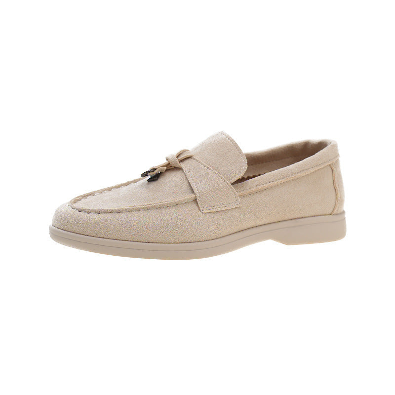 Witte dames loafers, strak en elegant. Deze comfortabele platte schoenen zijn een must-have voor modieuze dames.