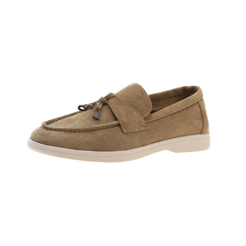 Zwarte dames loafers, comfortabel en modieus. Perfecte platte schoenen voor een elegante en luxe damesmode look.