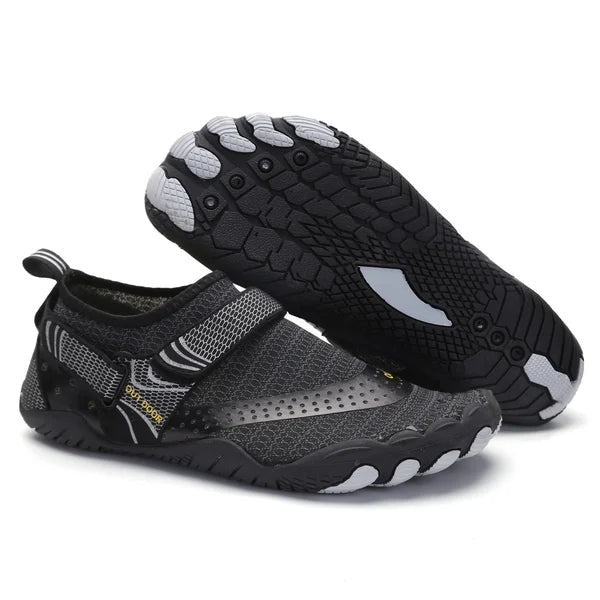 Comfortabele unisex waterschoenen in actie, bieden blotevoetengevoel en voetgezondheid tijdens outdoor wateractiviteiten.