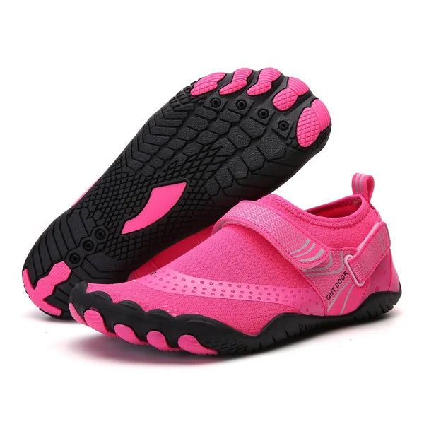 Detail van de orthopedische waterschoen zool voor blotevoetengevoel, optimale grip en comfort bij strand en zwemmen.