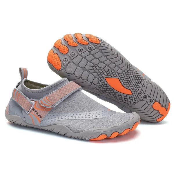 Paar sportieve unisex waterschoenen, orthopedisch ontworpen voor blotevoetengevoel en maximaal comfort bij wateractiviteiten.