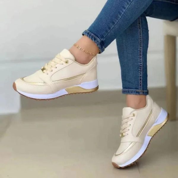 Vrouwenbenen dragen beige orthopedische schoenen, passend bij diverse outfits.