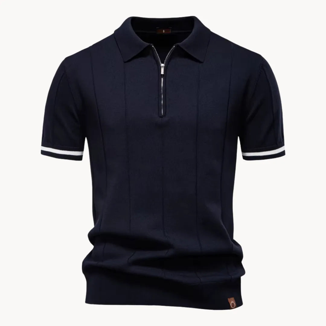Detail van de fijne breistructuur van deze comfortabele heren polo met ritskraag. Hoge kwaliteit stof.