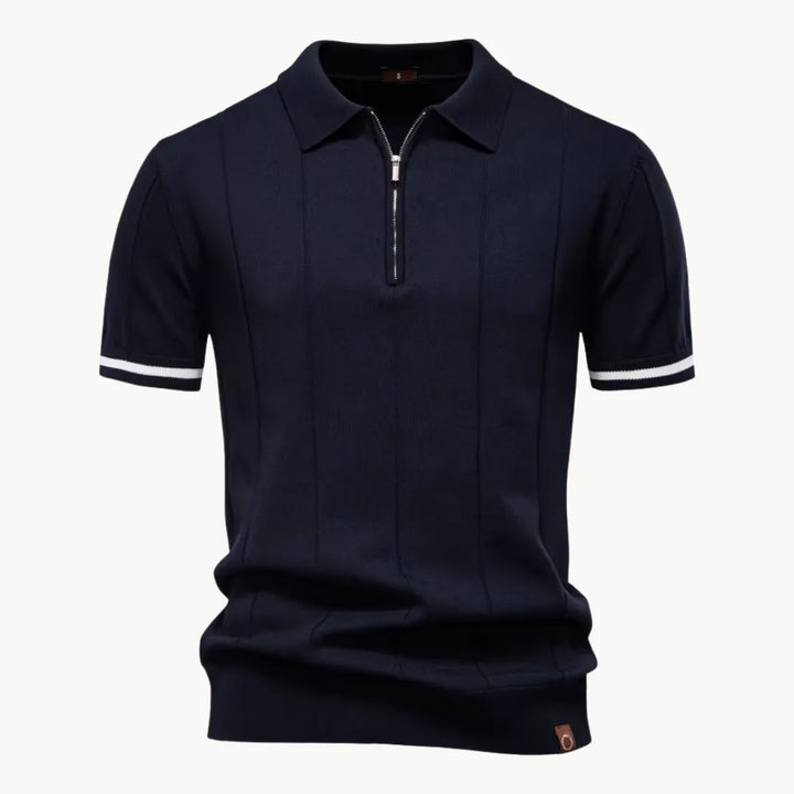 Detail van de fijne breistructuur van deze comfortabele heren polo met ritskraag. Hoge kwaliteit stof.