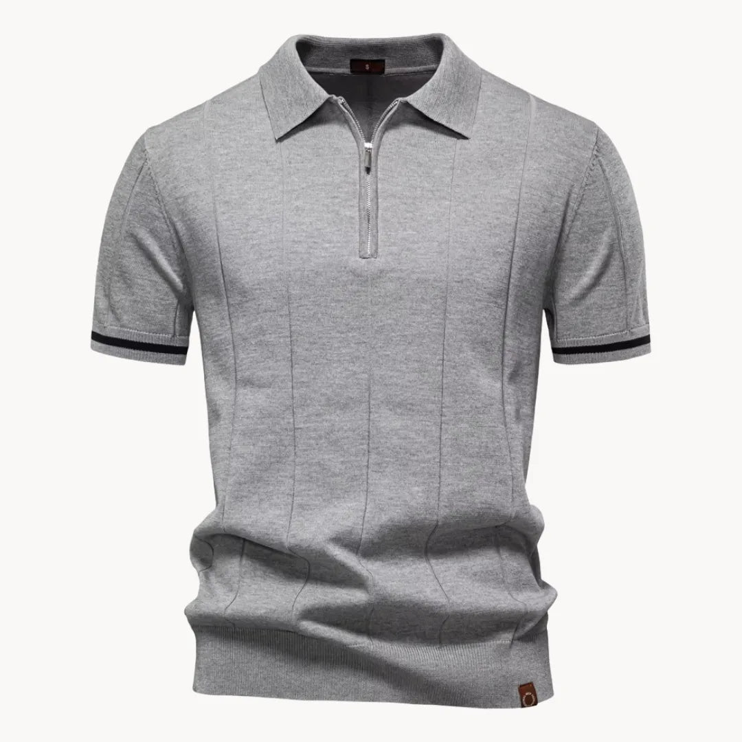 Veelzijdige heren polo met ritskraag, gemakkelijk te combineren voor een casual of smart-casual look.