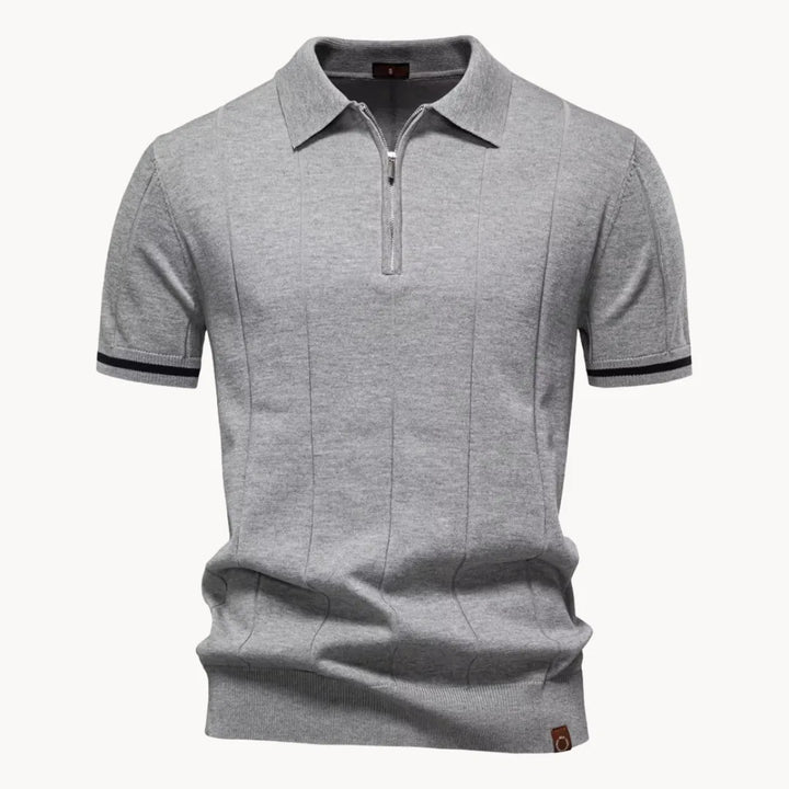 Veelzijdige heren polo met ritskraag, gemakkelijk te combineren voor een casual of smart-casual look.