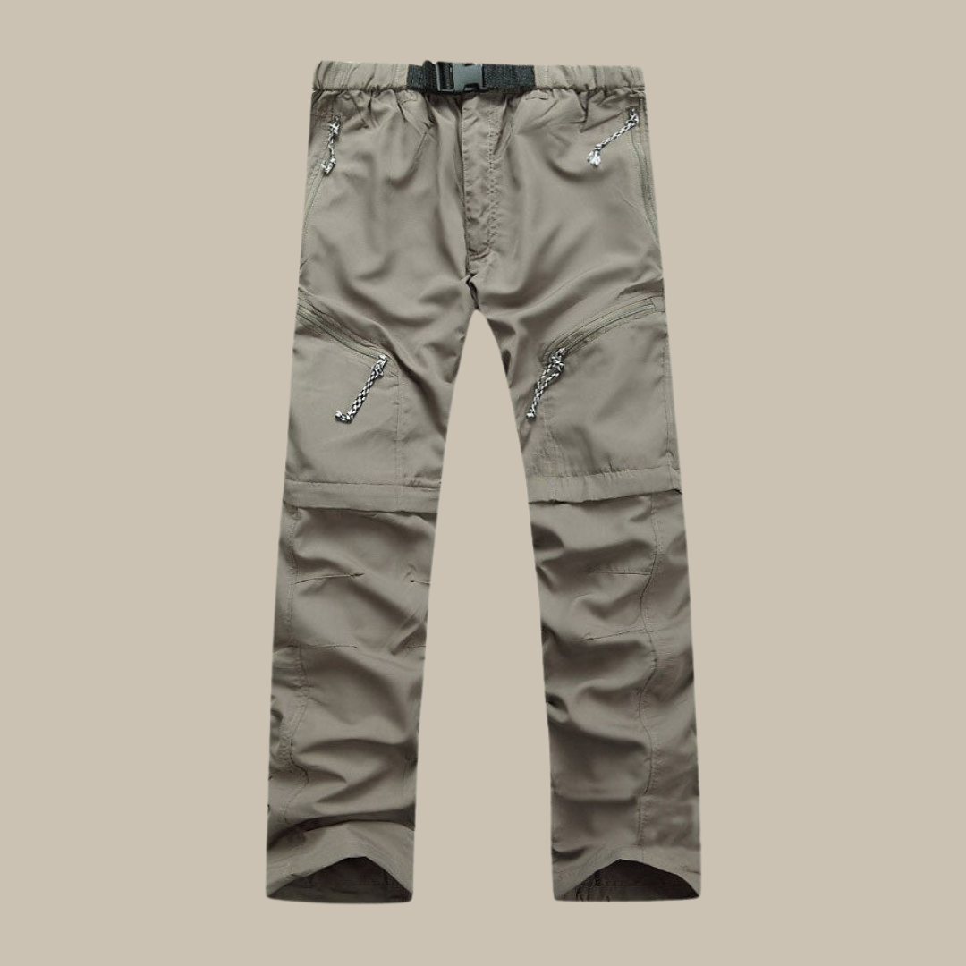 Stijlvolle man in khaki afritsbroek, genietend van een wandeling in de natuur.