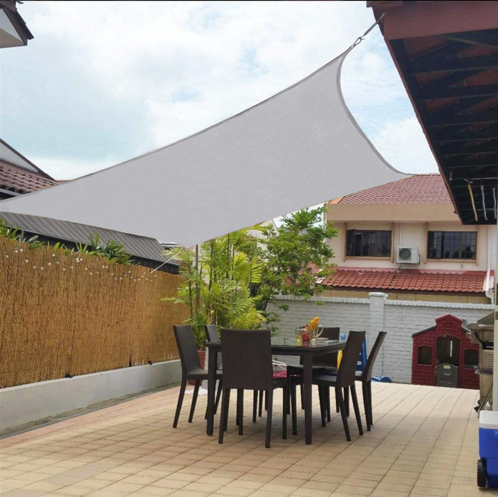 Beige vierkant schaduwdoek. Luxe zonwering voor terras, waterafstotend en UV-beschermend. Comfortabel buitenleven.