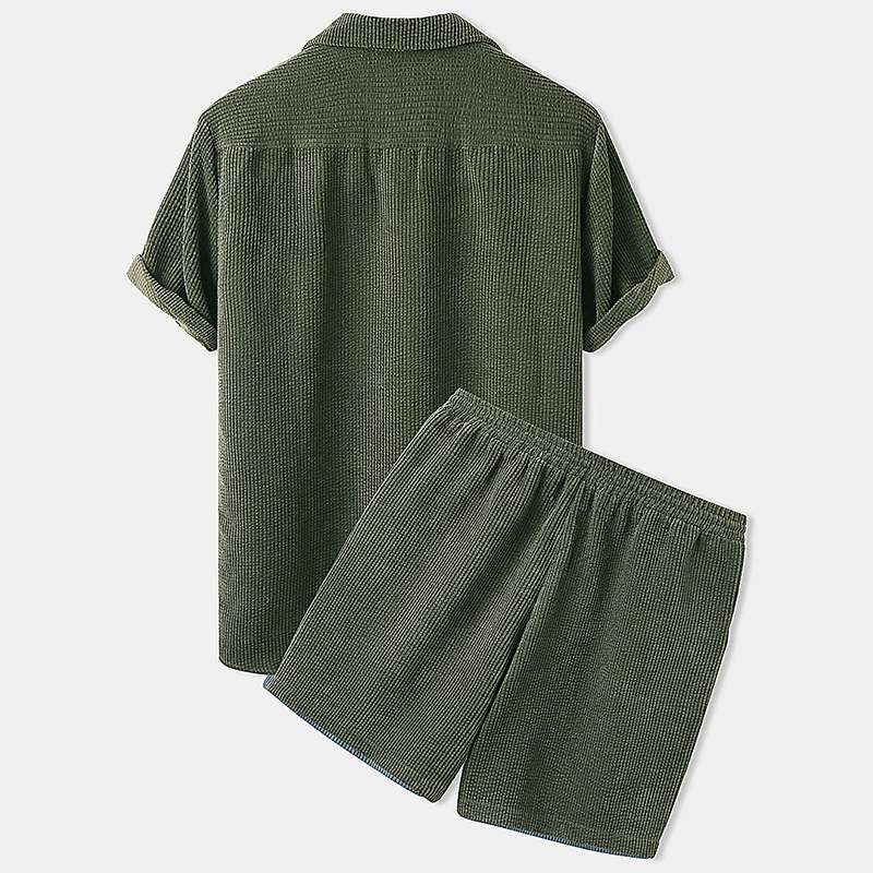 Trendy heren combiset voor zomerse dagen, een stijlvolle tweedelige outfit die comfort en een sportieve uitstraling combineert.