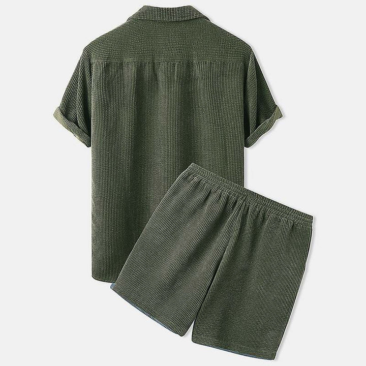 Trendy heren combiset voor zomerse dagen, een stijlvolle tweedelige outfit die comfort en een sportieve uitstraling combineert.