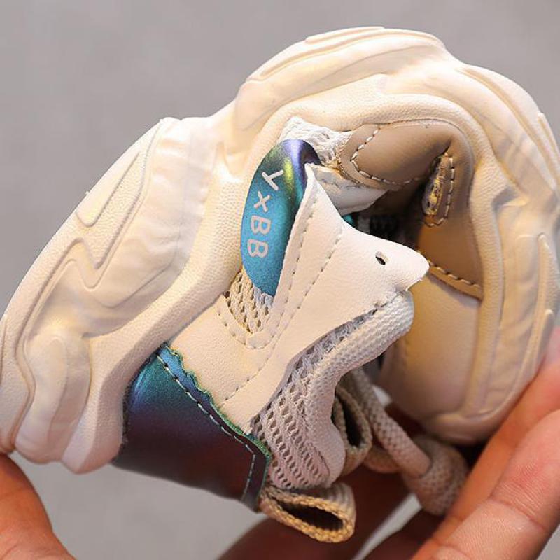 Flexibele zool van comfortabele kinderschoenen voor spelende kinderen