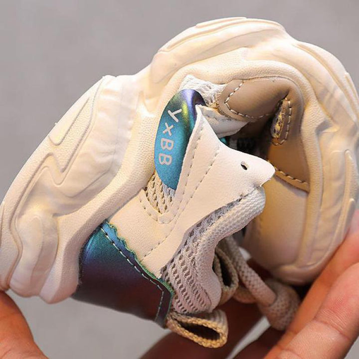 Flexibele zool van comfortabele kinderschoenen voor spelende kinderen