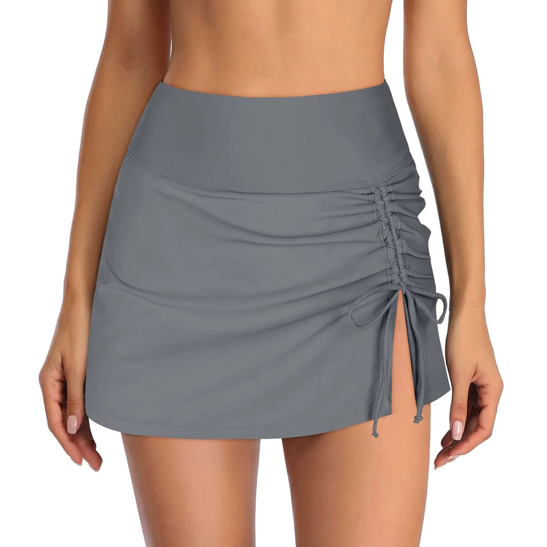 Vooraanzicht van de stijlvolle Hoymans dames zwemshorts, perfecte strandkleding met elegante zijsplitjes.
