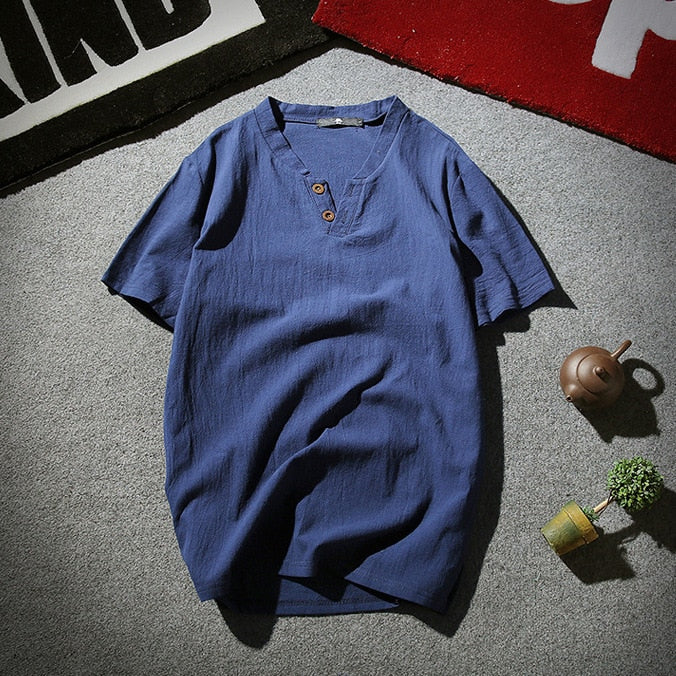 Close-up van een donkerblauw heren T-shirt met knoopsluiting