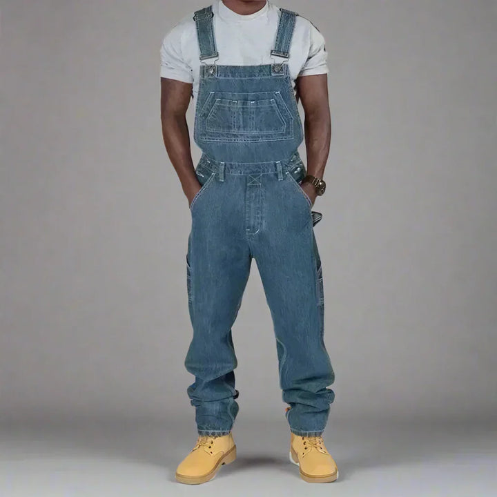 Heren spijkeroverall in donkerblauw denim, met rechte pijpen en comfortabele pasvorm voor dagelijks gebruik.
