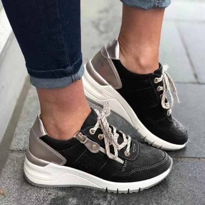 Zwarte ergonomische schoenen, ontworpen voor optimale balans en comfortabele pasvorm.