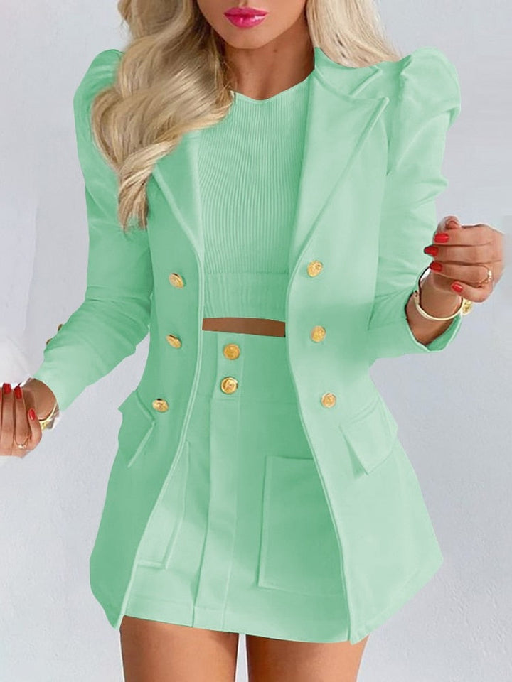 Vrouwenmode set: blazer en rok in wit met bloemenprint, voor een elegante look