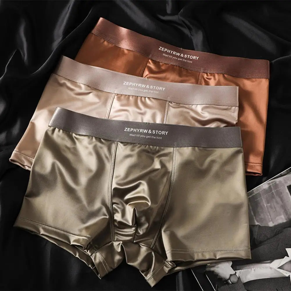 Collectie herenboxershorts in abrikoos, kaki en grijs, netjes op elkaar gestapeld.